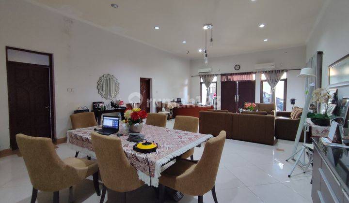 The residence is located in a location with many residents in South Denpasar Jl. Moyo Island 2