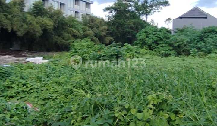 Jalan utama utama di kawasan pantai Nelayan