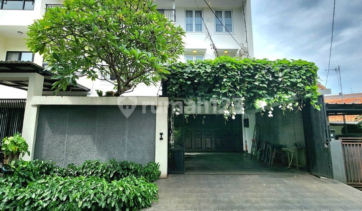 Classic Modern Luxury 3-Story House + Semi-Furnished Rooftop in Pancoran, South Jakarta 2