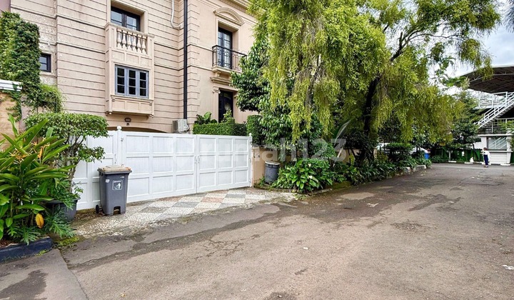 For Sale / Dijual Rumah Klasik Eropa Siap Huni European Classic House, Fully Furnished Posisi Hook Dalam Komplek Mewah Tebet Jakarta Selatan - Ocasa4861 2