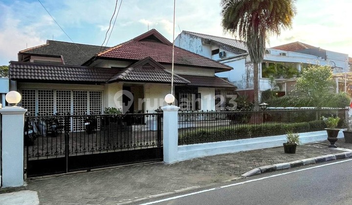 Rumah Lama 2 Lantai Terawat 5 BR Tegal Menteng Jakarta Pusat 2