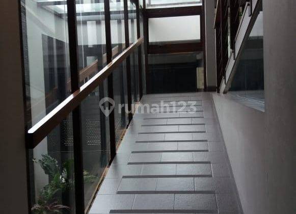 Dijual Cepat Rumah Artistic 2 Lantai Split Level di Mega Kebon Jeruk Jakarta Barat  2