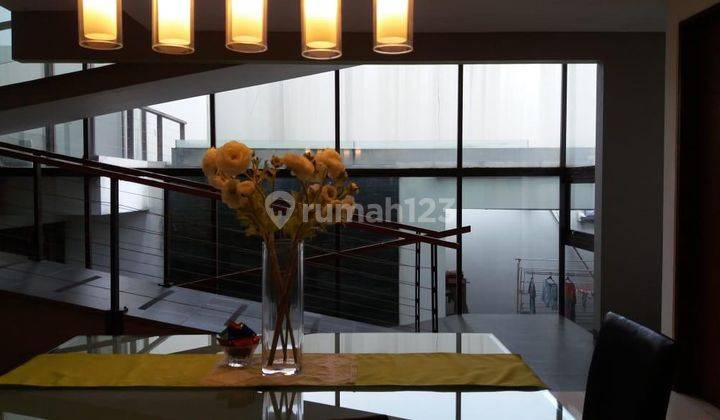 Dijual Cepat Rumah Artistic 2 Lantai Split Level di Mega Kebon Jeruk Jakarta Barat  1