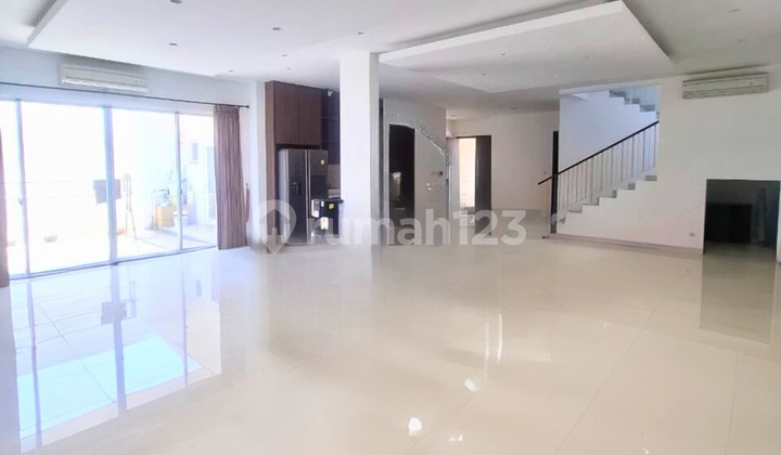 For sale: A house in the elite area of Jakarta Garden City, in the Palm Spring cluster.