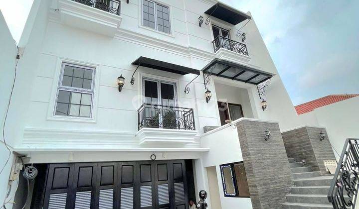 Dijual Rumah Bagus 3 Lantai di Menteng, Jakarta Pusat 1