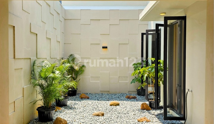 Luxurious Grand Exclusive House with Optional Backyard Swimming Pool in Bintaro 2