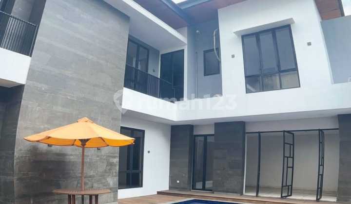 Rumah Mewah Ada Swimming Pool , Lokasi Bagus dan Sangat Strategis di Emerald Cove Gading Serpong - Tangerang