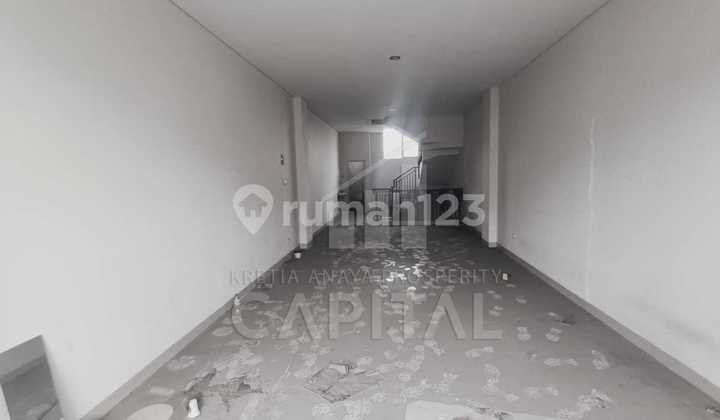 3-Story Shop House Ready to Use in the Strategic Area of Veteran Street, Bandung