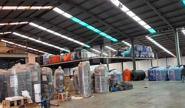 Clean, Ready-to-Use Steel Construction Warehouse on Soekarno Hatta Mainroad