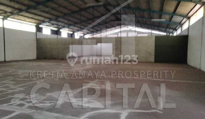Warehouse and Shop House in a Highly Strategic Location, Not Far from Pasirkoja Toll Road. Warehouse and Shop House in a Highly Strategic Location, Not Far from Pasirkoja Toll Road.