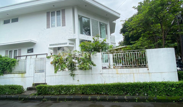 Rumah Hoek Asri di Bintaro, Jakarta Selatan