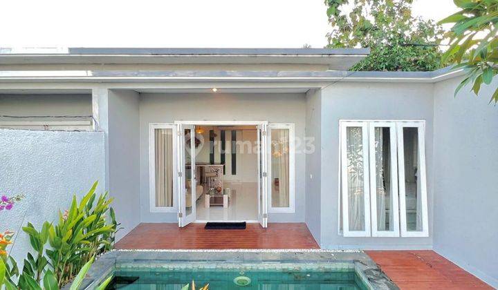 Clean white villa for rent in Jimbaran  1