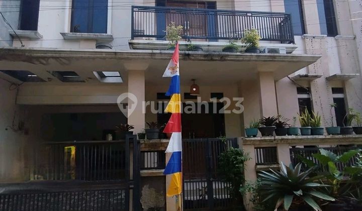 Rumah Asri 2 Lantai di Mampang Depok, Depan Taman