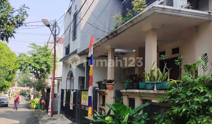 Rumah Asri 2 Lantai di Mampang Depok, Depan Taman 2