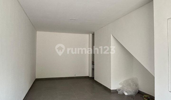 Rare Unit for Rent: 4-Story Strategic Shop House in Begawan, Tlogomas Malang 2