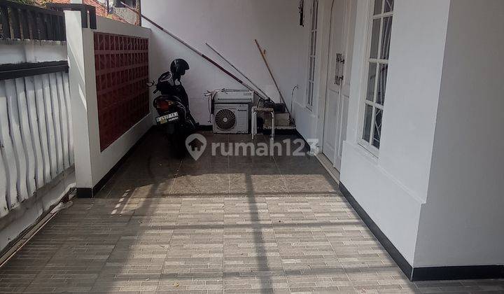 Disewakan Rumah Rapih 2.5 Lantai di Kayu Putih 2