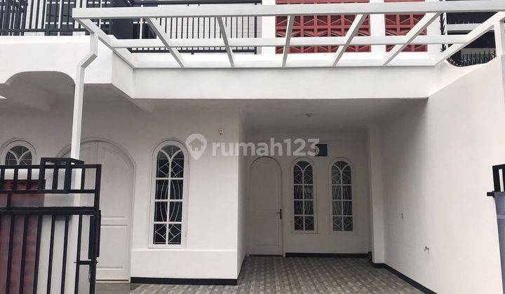 Disewakan Rumah Rapih 2.5 Lantai di Kayu Putih 1