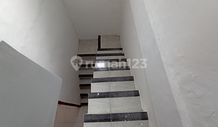 Rumah 2 Lantai Baru Semi Furnished SHM di Lokasi Jalan D Edelweiss Margadana Kota Tegal
, Tegal 3