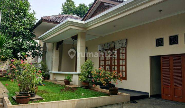  Rumah Semi Furnished Bagus SHM - Sertifikat Hak Milik di Jl. Simprug Golf, Simprug 2