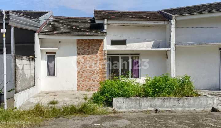 House on Credit Near Cilebut Station House on Credit Near Cilebut Station