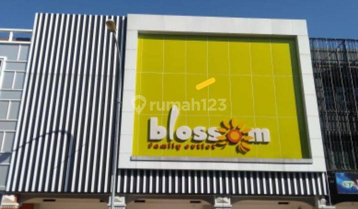 Ruko 15x22 3 LT di samping mall Mega mas disewakan  1