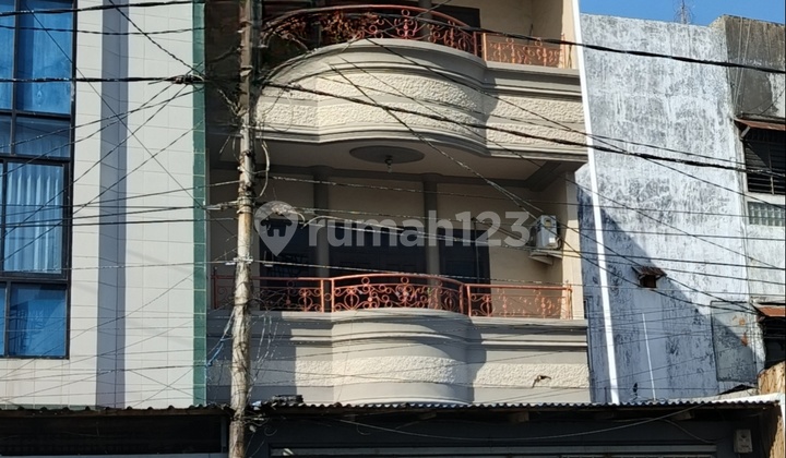 Shop House Near Jl Sudirman, Suitable for Shops, Offices, Business. Shop House Near Jl Sudirman, Suitable for Shops, Offices, Business.