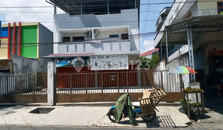 Rent 12X20 3-story shop house next to Fresmart near Manado Mayor's Office.