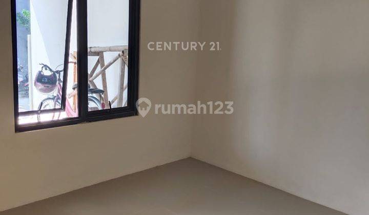 kamar tidur rumah dekat jalan besar di