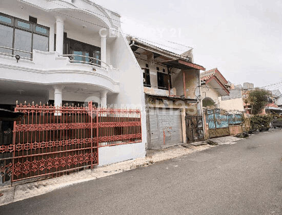 3-Story Flood-Free House Johar Baru Central Jakarta S9577 3-Story Flood-Free House Johar Baru Central Jakarta S9577