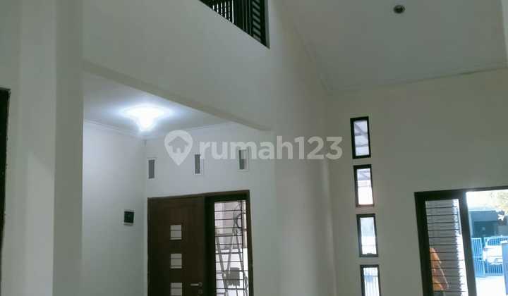Disewakan.  Rumah di Aralia. 2 tingkat. Standard, bagian dalam luas. Non AC, non Furnish. 2