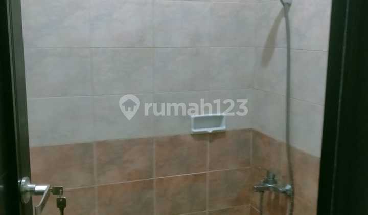 Disewakan.  Rumah di Aralia. 2 tingkat. Standard, bagian dalam luas. Non AC, non Furnish.