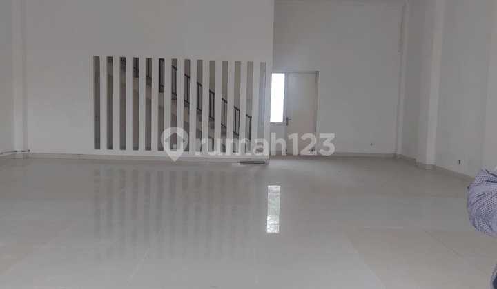 For rent: 4-story shop house on Megaboulevard roadside, Harapan Indah, West Bekasi.