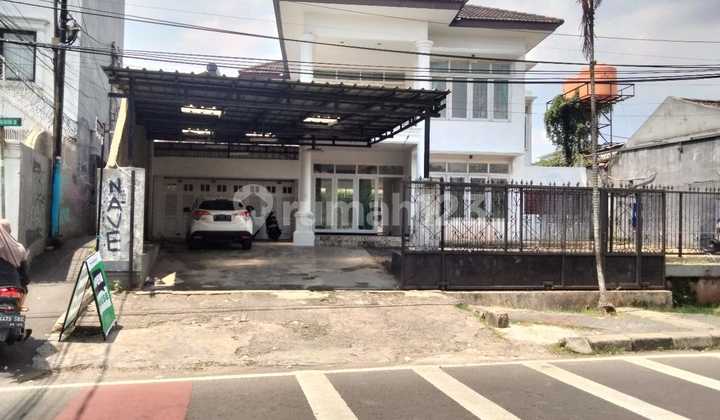 Rumah 2 Lantai dengan Halaman Luas