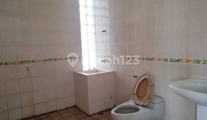 Rumah 2 Lantai dengan Halaman Luas 2