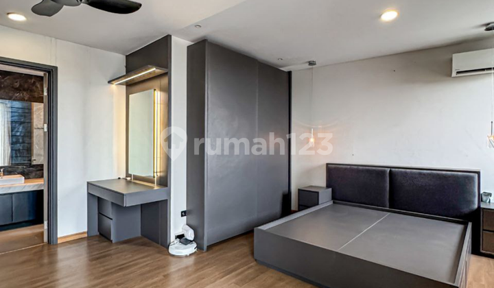 Townhouse 3 Lantai INn A Small Gated Cluster  2