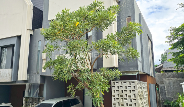 Bebas Banjir, Rumah Amadea Townhouse, 2 Lantai, SHM, Siap Huni