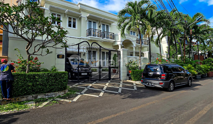 Full Furnished, Rumah Mewah 2 Lantai, SHM, Bebas Banjir