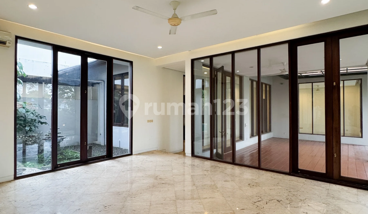 Rumah  Luas 2 Lantai Taman Luas + S.Pool Di Kemang 2