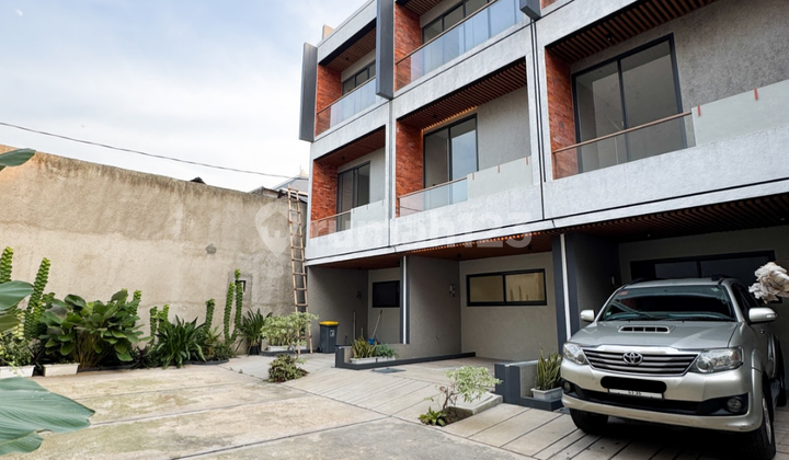 Rumah 4 Lantai Dalam Cluster Di Bnagka