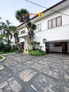 Rumah Besar 2 Lantai dengan Halaman Luas + S.pool