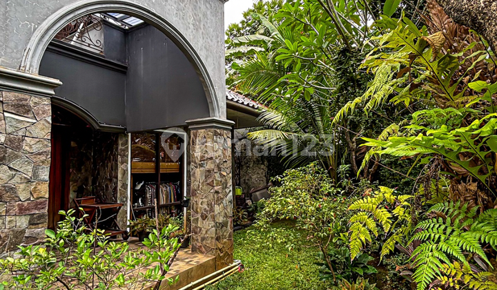 Dijual Rumah Luas dan Lokasi Tenang di Pekayon, Pejaten Barat 