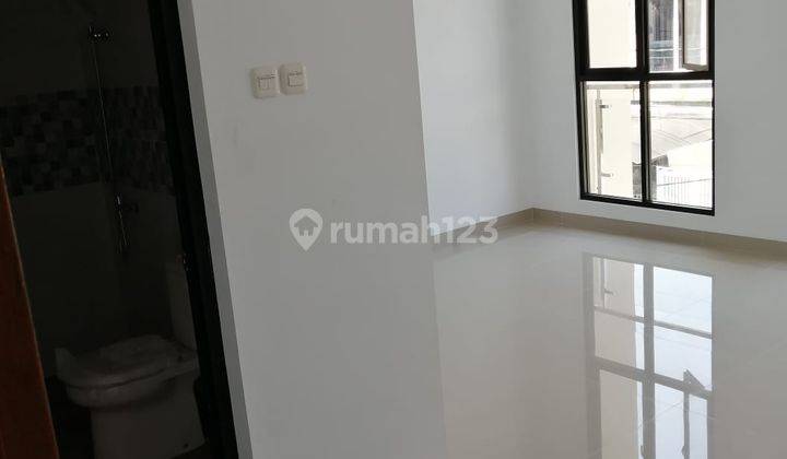 Rumah 3 Lantai Baru Unfurnished SHM di Duri Kepa Jakarta Barat 2