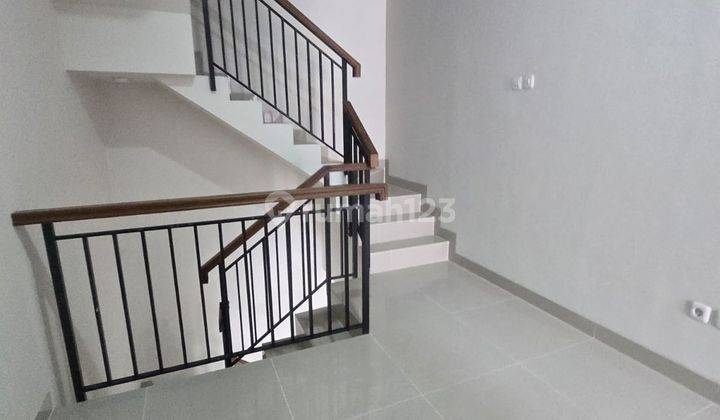 Rumah 3 Lantai Bagus Unfurnished SHM di Taman Ratu, Jakarta Barat 2