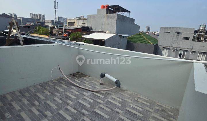 Rumah 3 Lantai Bagus Unfurnished SHM di Taman Ratu, Duri Kepa, Jakarta Barat 2