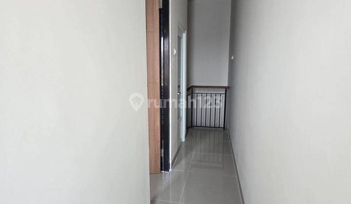 Rumah 3 Lantai Bagus Unfurnished SHM di Taman Ratu , Jakarta Barat 1