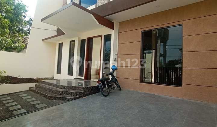 Rumah Baru Modern Mewah di Puri Anjasmoro , Semarang 2