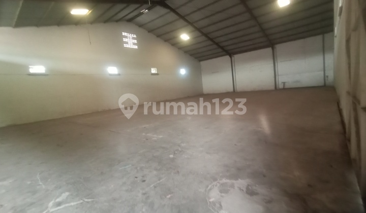 Good Warehouse in the City Center on Soekarno Hatta Arterial Road with Container Truck Access 1