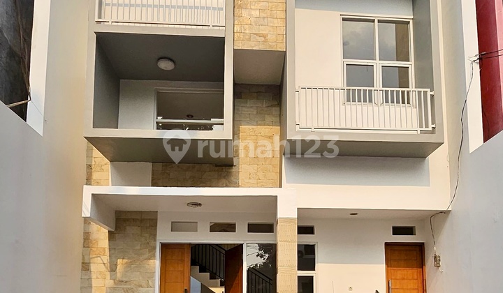 Rumah Siap Huni 3+1 Bedroom Di Caman Kalimalang