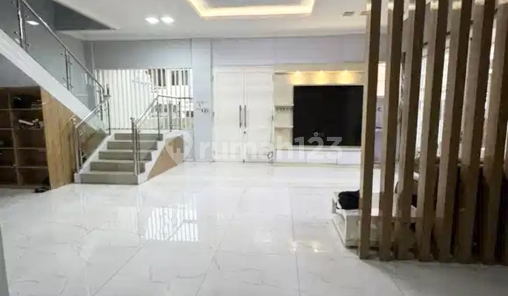New House in Hook 3 Floors Ready to Occupy in Kelapa Gading, North Jakarta