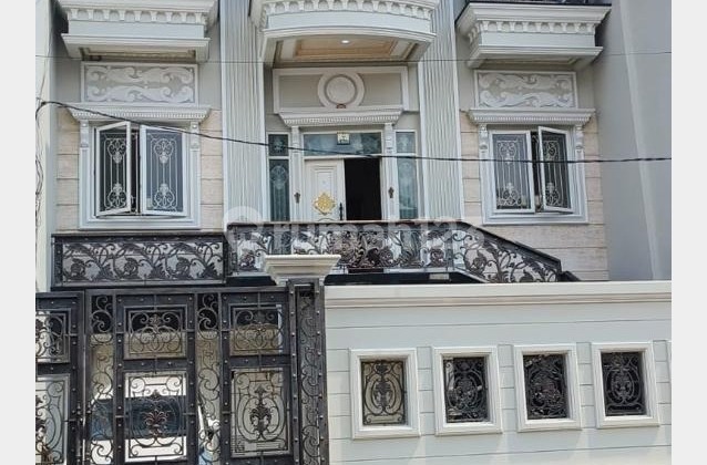 Dijual Rumah Classic Strategis Hadap Selatan SHM Siap Huni